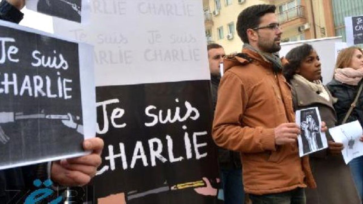 Paris\'teki Terör Saldırısı Kosova\'da Protesto Edildi