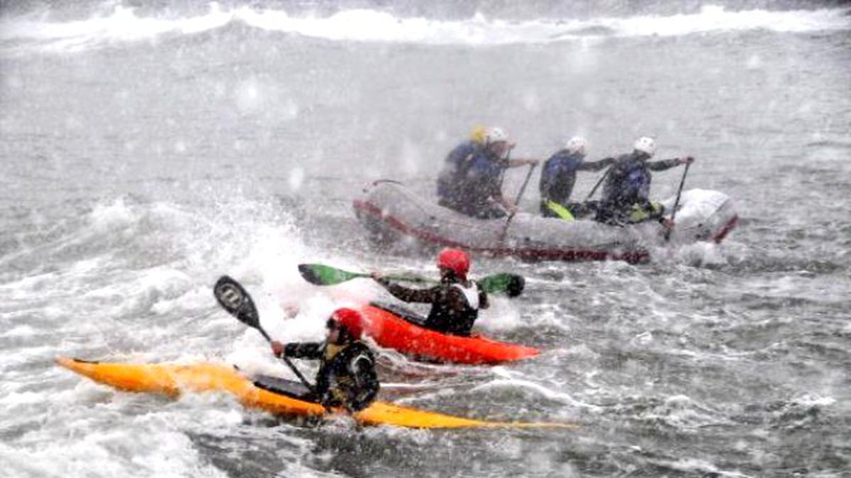 Rize\'de Kar ve Fırtınada Denizde Rafting