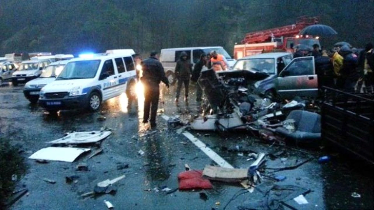 Rize\'de Otomobil ile Kamyonet Çarpıştı: 2 Ölü, 1 Yaralı