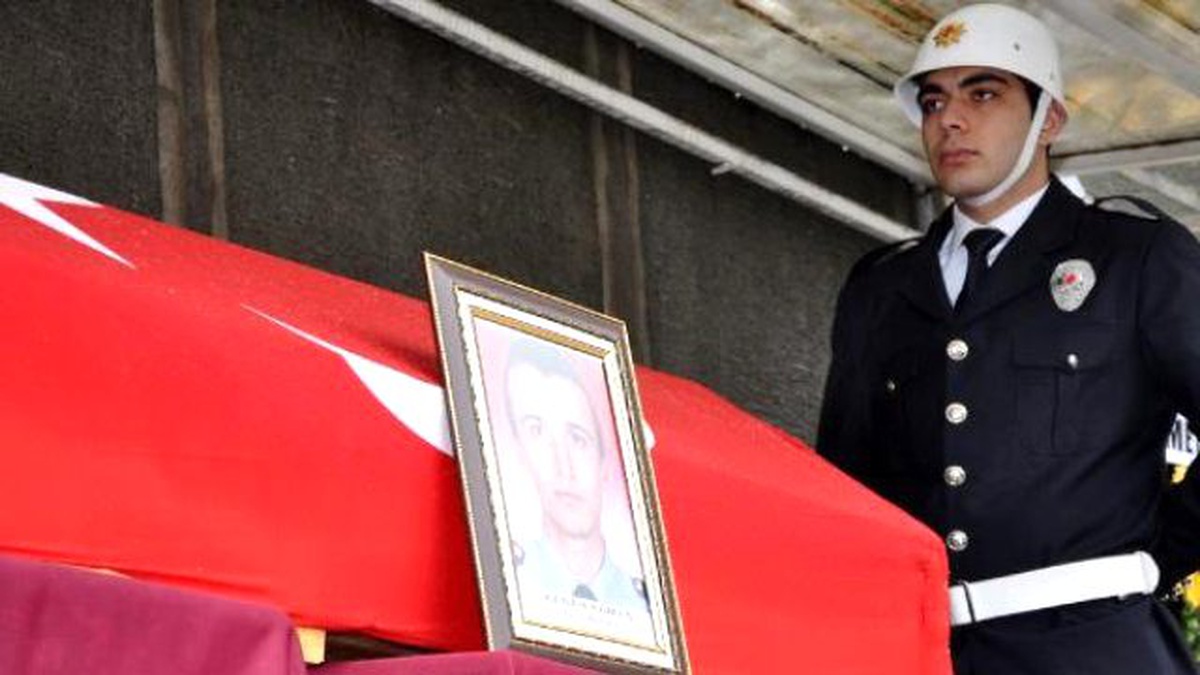 Şehit Polis, Trabzon\'da Gözyaşlarıyla Toprağa Verildi