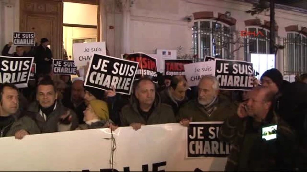 Charlie Hebdo Saldırısı Taksim\'de Protesto Edildi