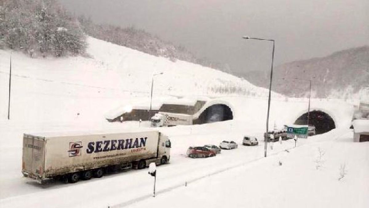 Tem Bolu Dağı Geçişinin Ankara Yönü Ulaşıma Kapandı (5)