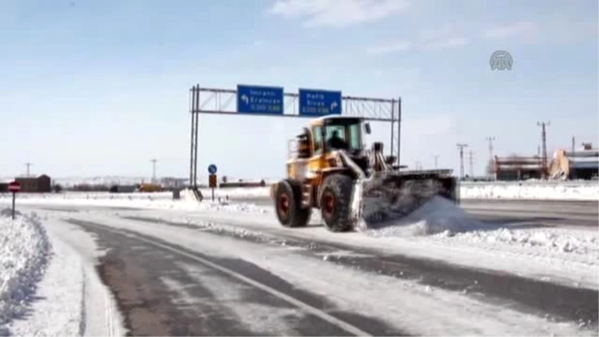 Şoförler Ulaşıma Kapanan Sivas-Erzincan Yolunun Açılmasını Bekliyor