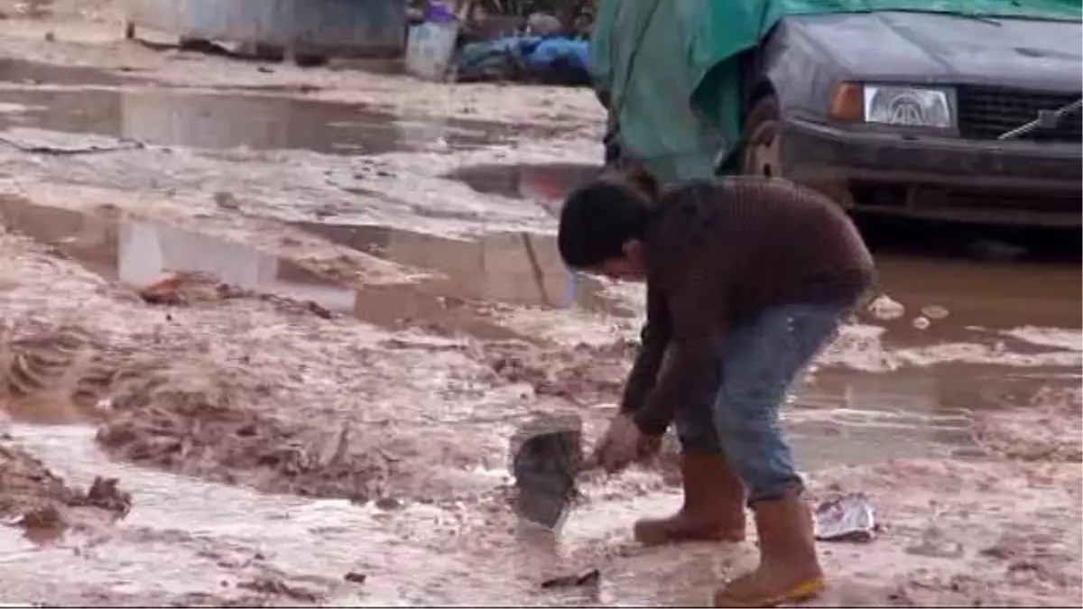 Türkiye Sınırına Yakın Bölgelerdeki Suriyelilerin Soğukla Mücadelesi