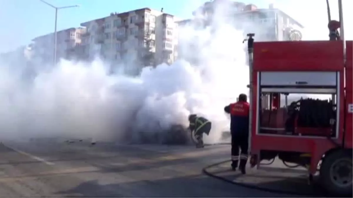 Uşak'ta Otomobil Yangını