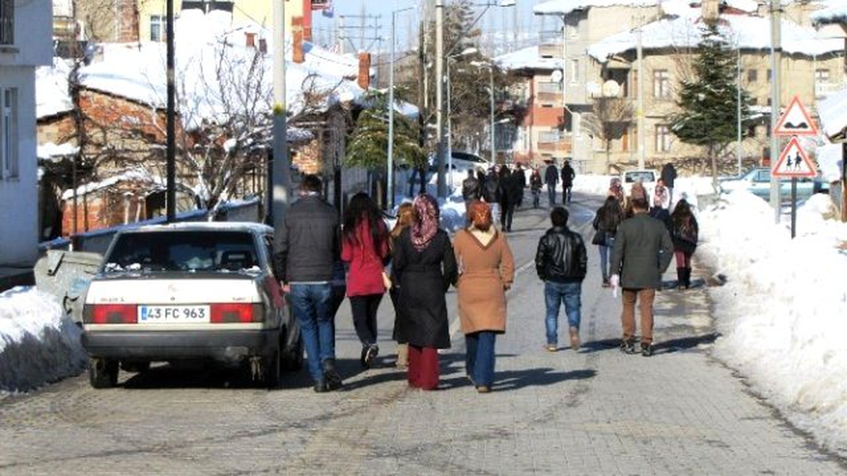 Yaya Kaldırımları Kar Altında, Vatandaş Ana Yolda