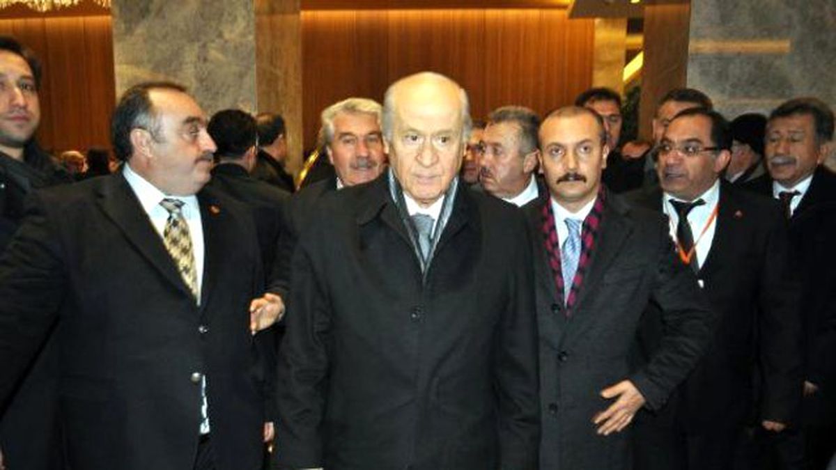 Bahçeli, Kayseri\'de Çiçeklerle Karşılandı