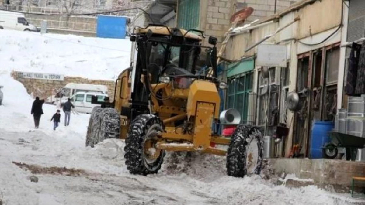 Başkale Belediye Ekiplerinden Kar ile Mücadele Çalışmaları
