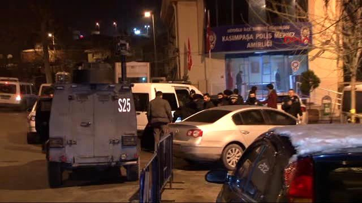 Beyoğlu\'nda Polis Aracına Kurşun İsabet Etti