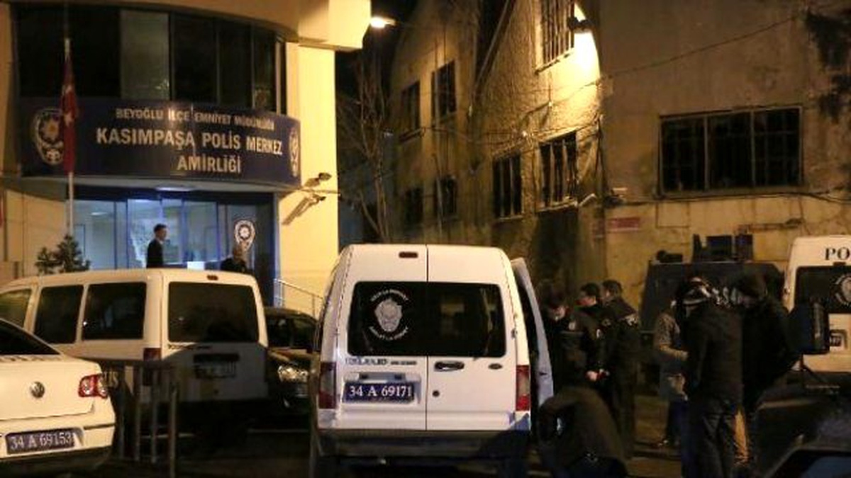 Beyoğlu\'nda Polis Aracına Kurşun İsabet Etti
