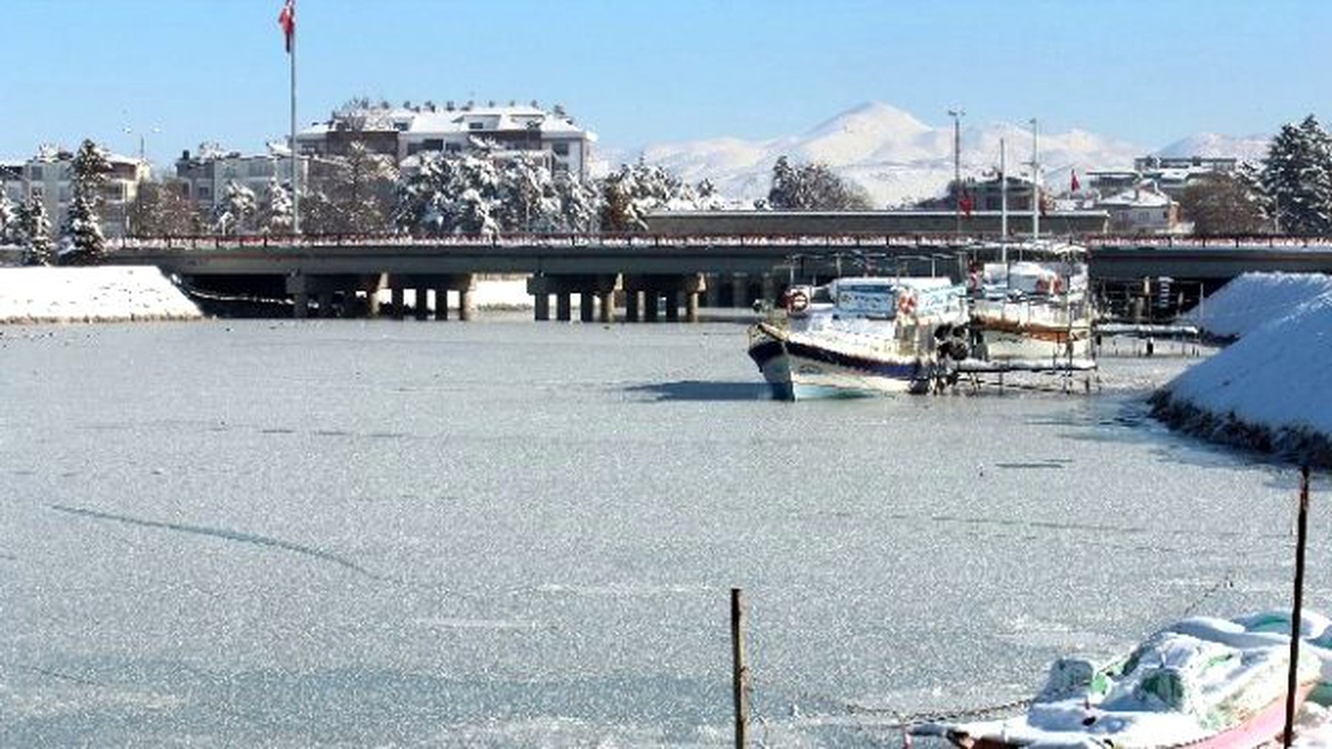 Beyşehir Gölü Kıyıları Buzla Kaplandı