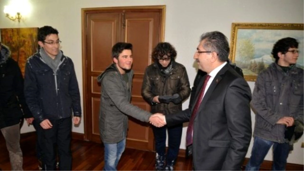 Bolu Valisi, "Kartopu Oynayalım" Tweeti Atan Öğrencileri Ağırladı