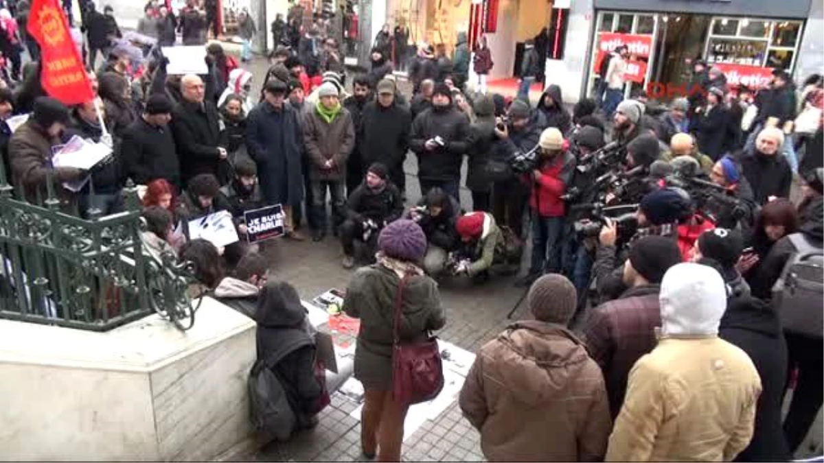 Charlie Hebdo" ya Saldırı Fransız Konsolosluğu Önünde Protesto Edildi