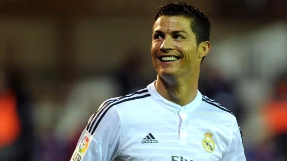 Cristiano Ronaldo Hayranları Platini\'nin Evinin Önüne 61 Top Attı