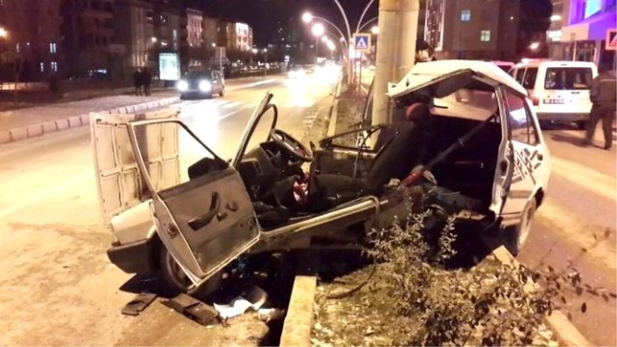 Samsun\'da Direğe Çarpan Otomobil Parçalandı: 1 Yaralı