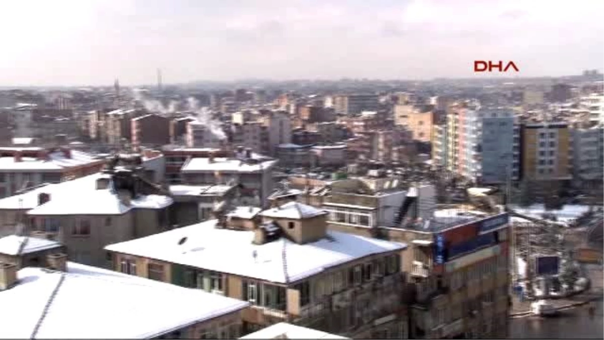 Diyarbakır\'da Kar Yağışı Çocukları Sevindirdi
