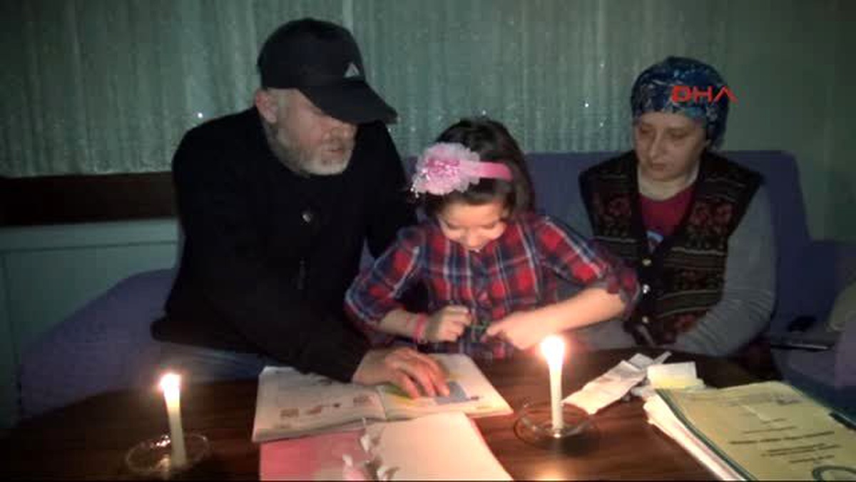 Elektriği Kesilen Aile Mum Işığında Yaşıyor