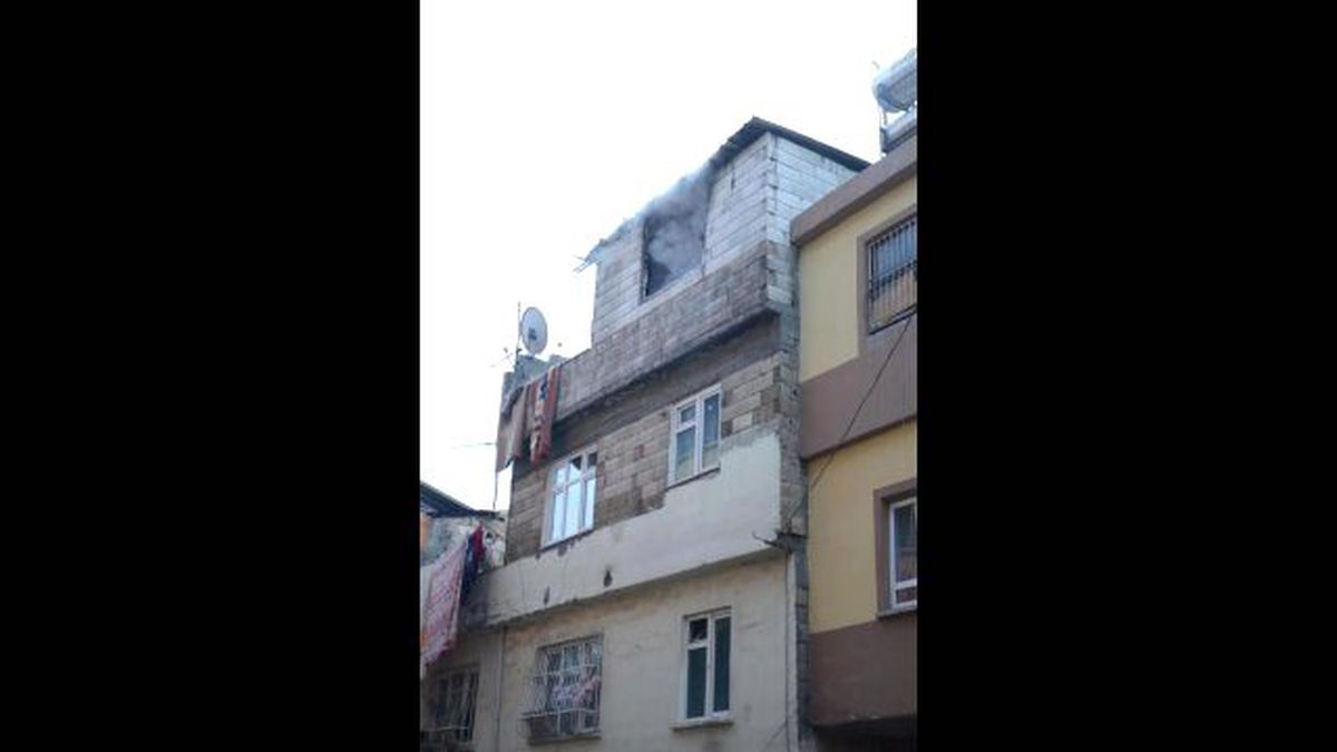 Eşini ve Çocuklarını Merdivenden Atıp, Evi Ateşe Verdi