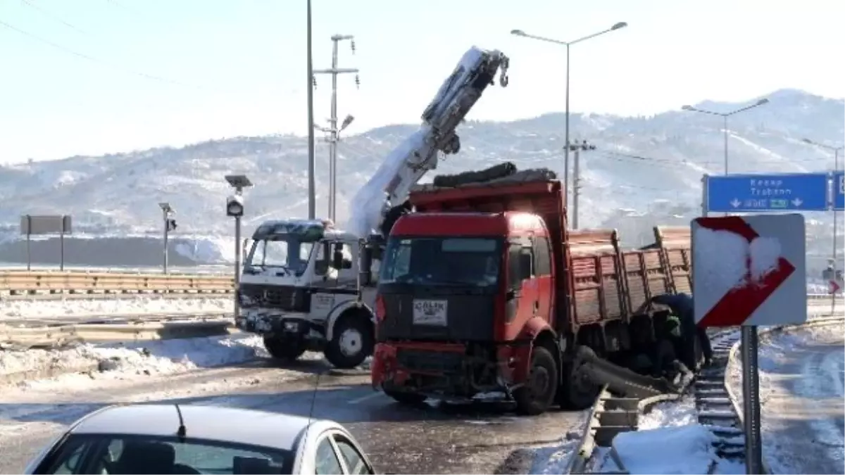 Giresun\'da Kar ve Buzlanma Trafik Kazalarına Neden Oluyor