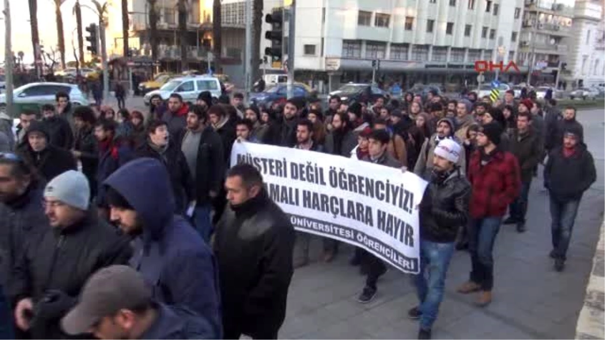 İzmir\'de Üniversitelilerin Katlamalı Harç Protestosu
