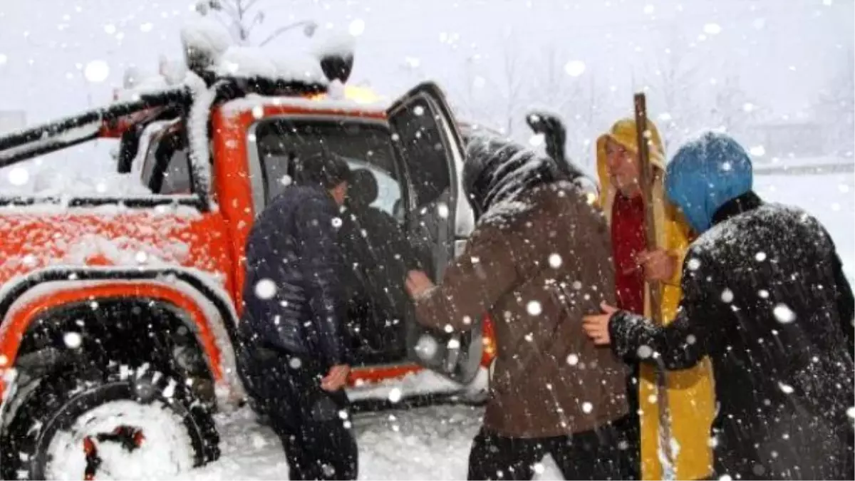 Karda Hasta Kurtarmaya Giden Off - Road Ekibi Tehlike Atlattı