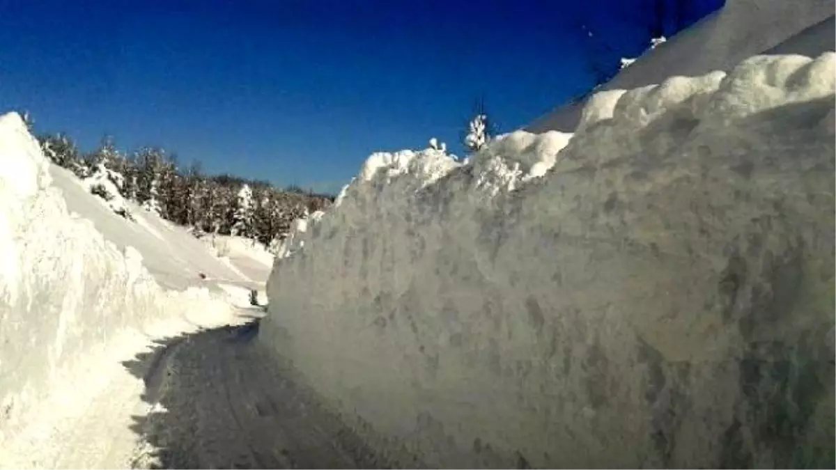 Kastamonu\'da Çeşmeler Dondu, Kaldırımlar Buz Tuttu (2)