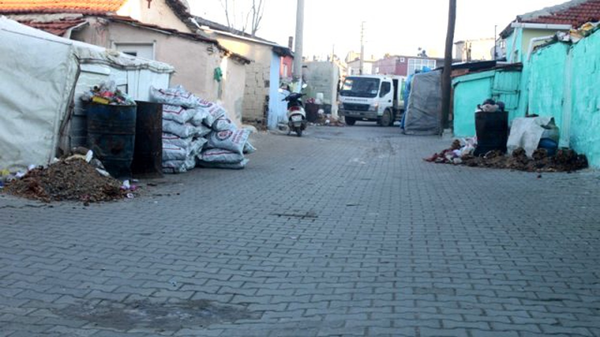 Keşan Belediyesi Yenimescit Mahallesi\'nde Çöpleri Temizledi
