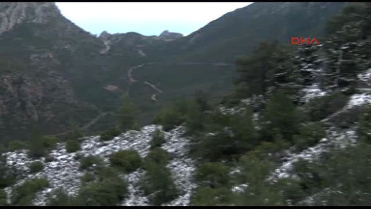 KKTC\'de Beşparmak Dağlarına Kar Yağdı
