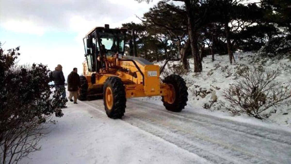 Milli Park\'ın Karla Kapanan Yolunu Belediye Açtı
