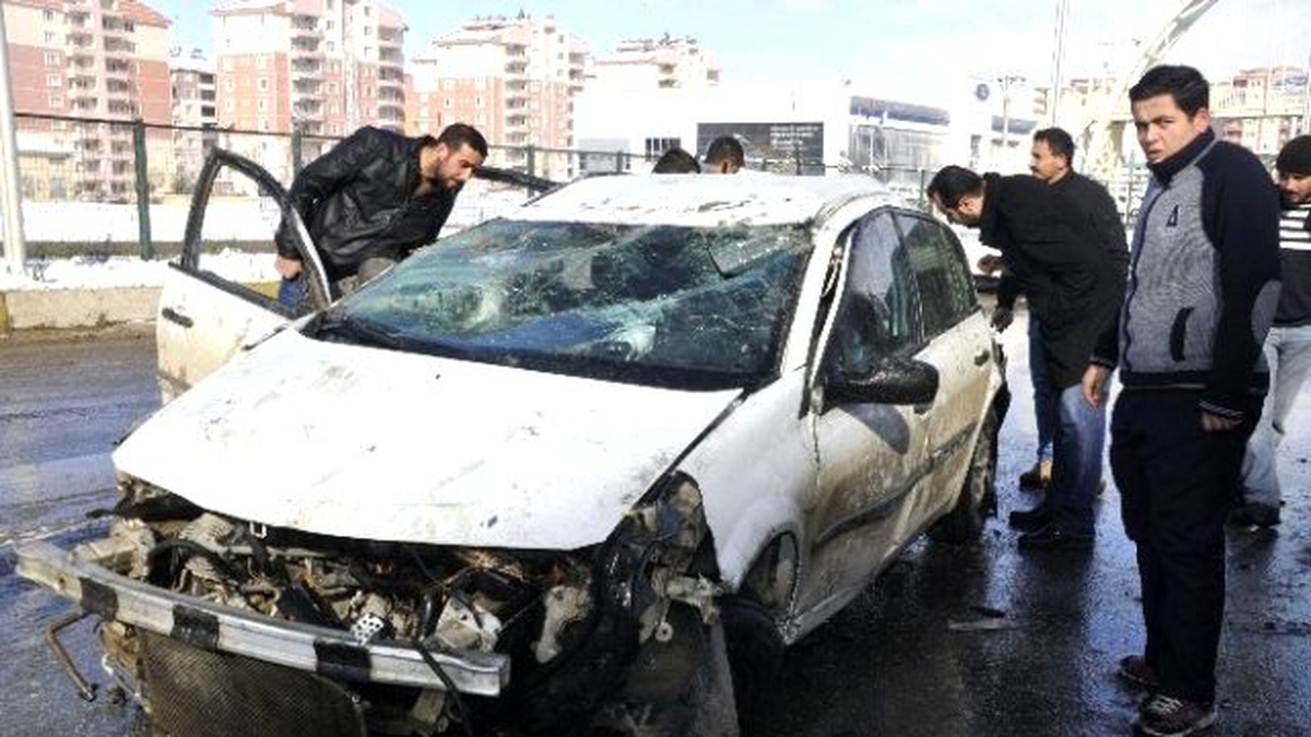 Polis Memuru Kayganlaşan Yolda Kaza Yaptı