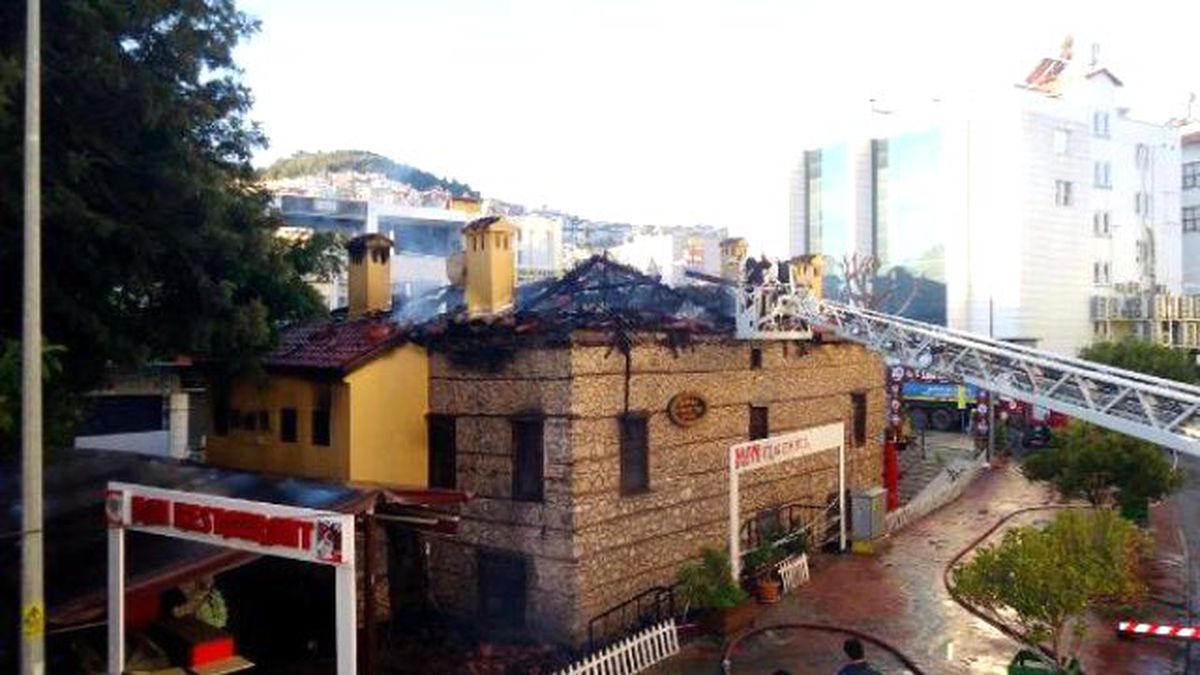 Restoran Olarak Kullanılan Tarihi Ev Yandı