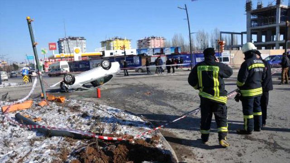 Tansiyonu Düşen Sürücü Kaza Yaptı: 2 Yaralı