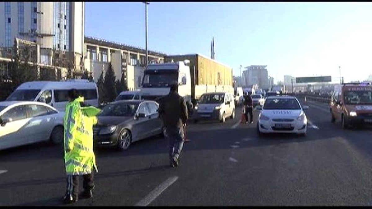 Tem\'de Kamyon Yan Yattı, Trafik Felç Oldu (2)