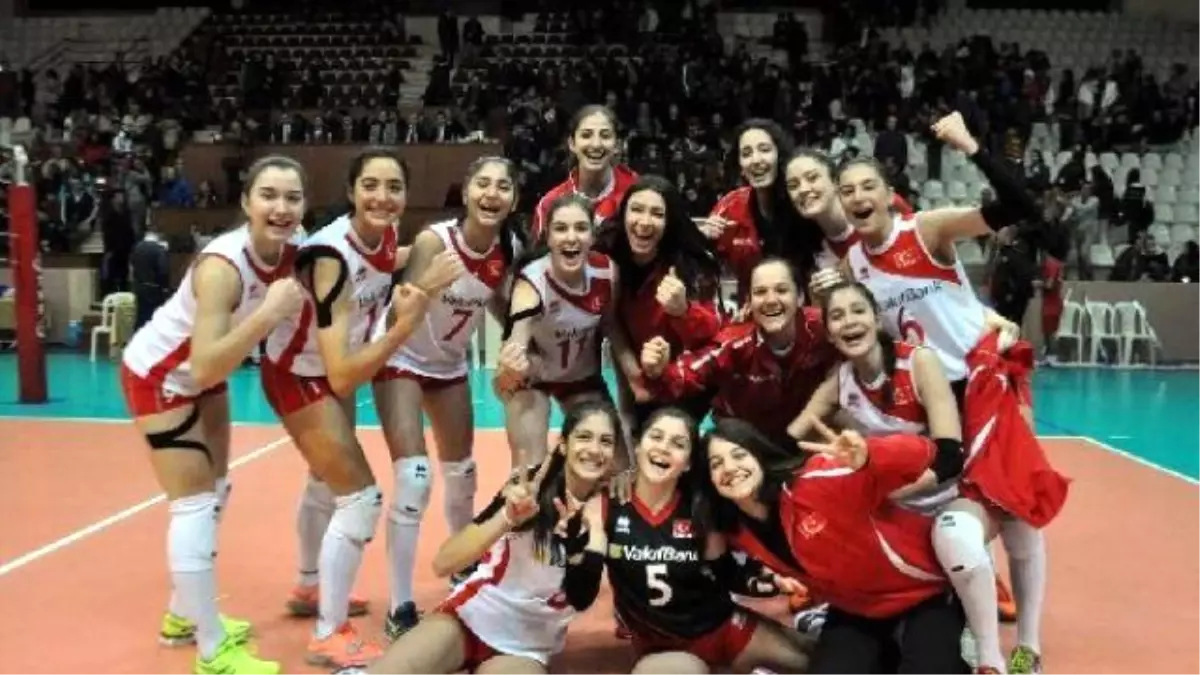 U18 Bayan Milli Voleybol Takımı, Avrupa Şampiyonası 2. Tur Elemesi\'ne Galibiyetle Başladı