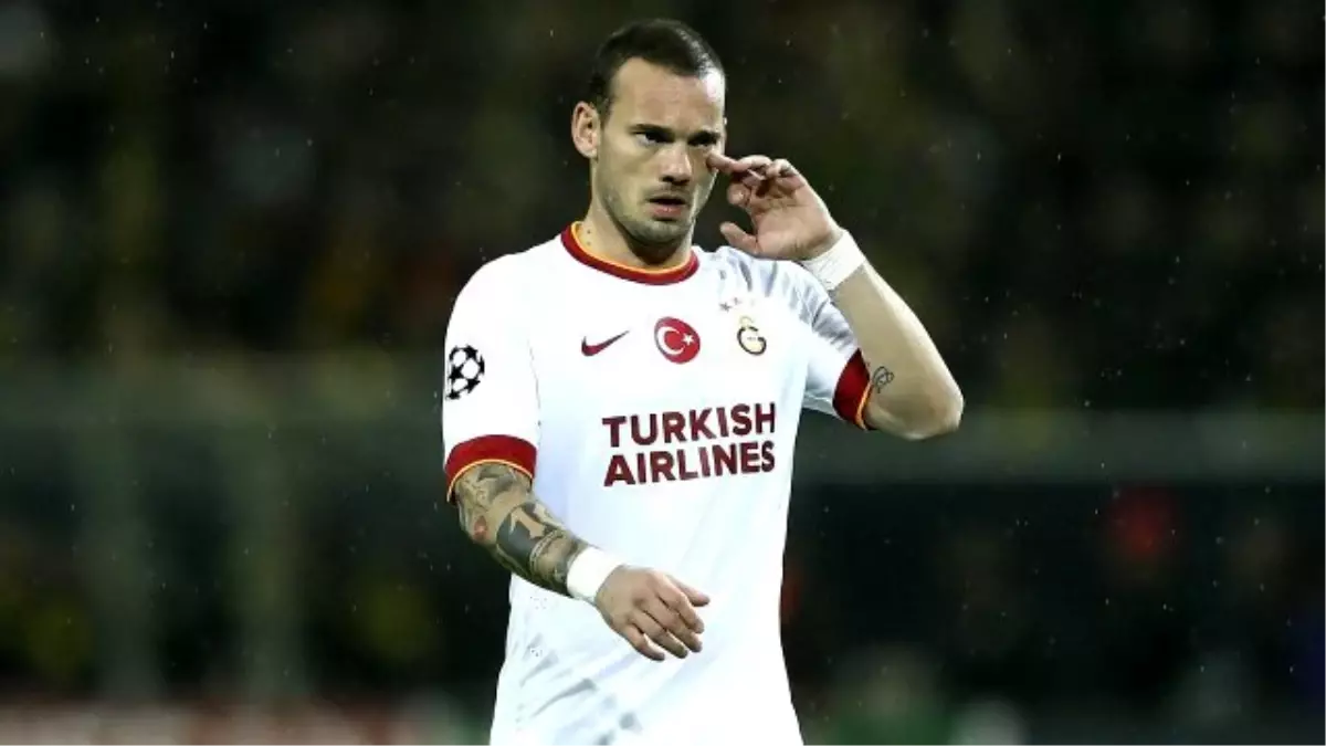 Ultraslan, Sneijder\'in Babasının Evi Önünde Meşale Yakıp Tezahürat Yaptı