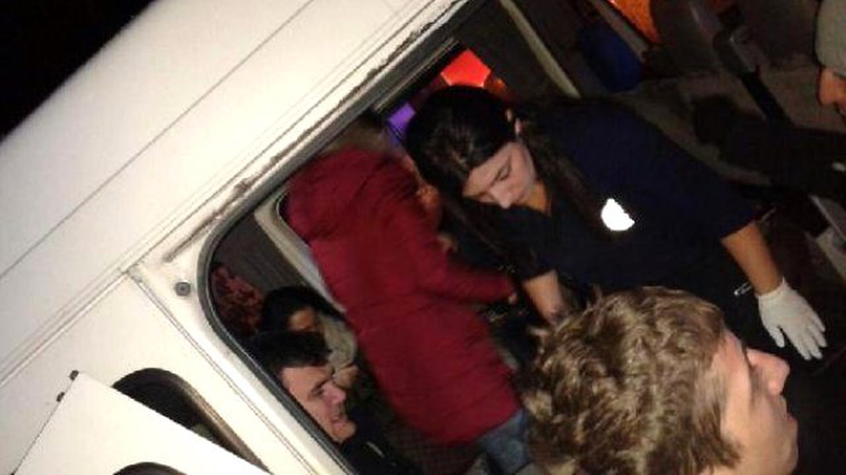 Zonguldak\'ta Minibüs İstinat Duvarına Çarptı: 3 Yaralı