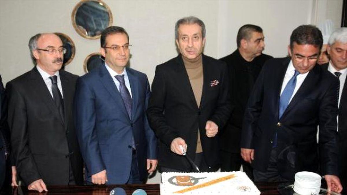 Bakan Eker\'den Gazetecilere Sürpriz