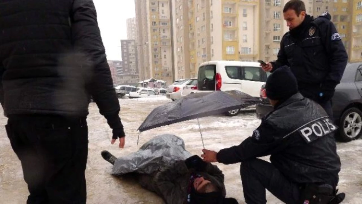 Buzda Kayıp Ayağını Kıran Öğrencinin İmdadına Polisler Yetişti