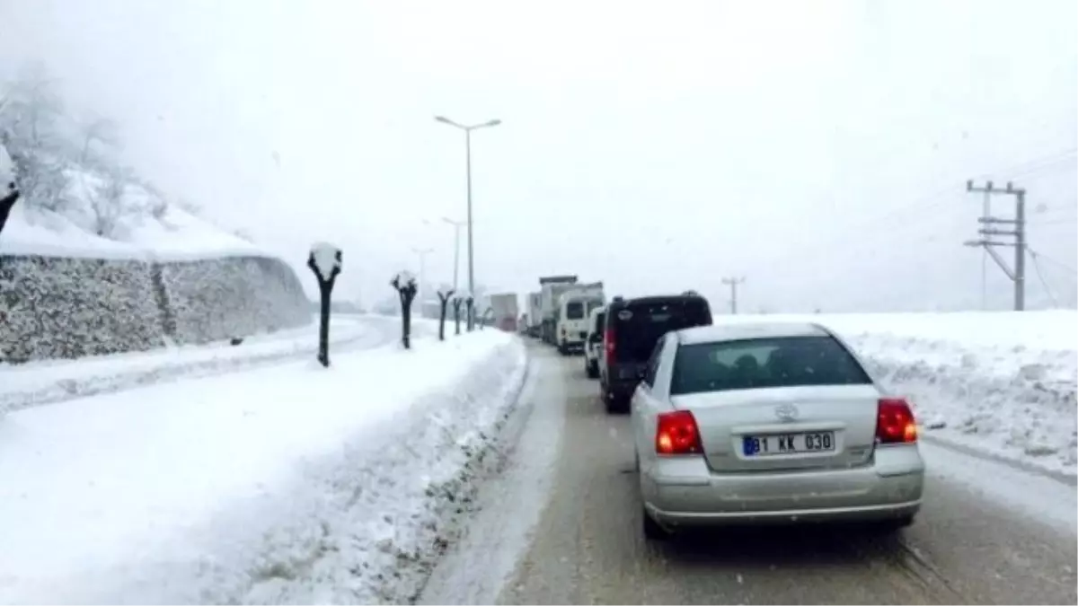 Düzce Akçakoca Yolu Kayan Tır Nedeniyle Kapandı