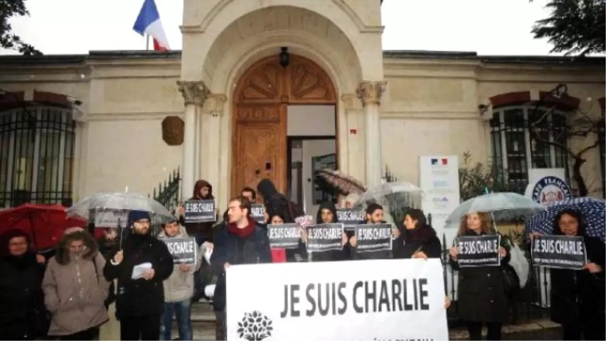 Fransız Konsolosluğu Önünde Charlie Hebdo\'ya Destek Verdiler