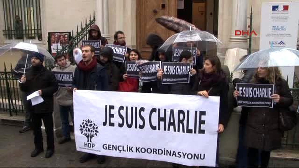 Fransız Konsolosluğu Önünde Charlie Hebdo\'ya Destek Verdiler
