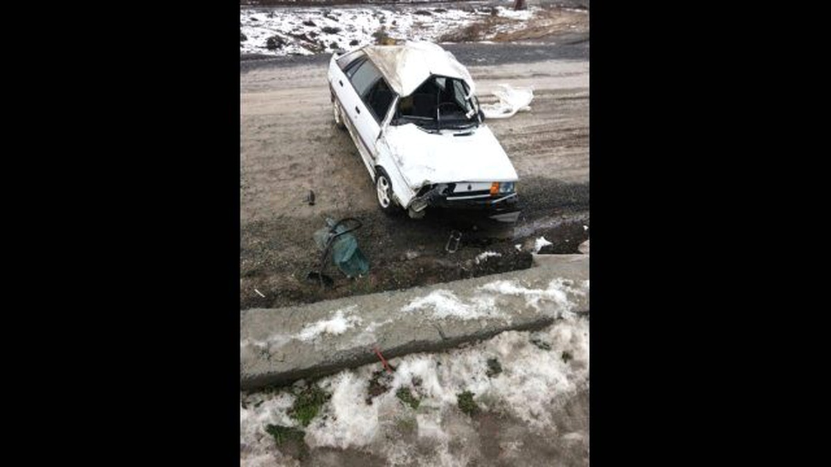 Gölcük\'te Otomobil Şarampole Yuvarlandı