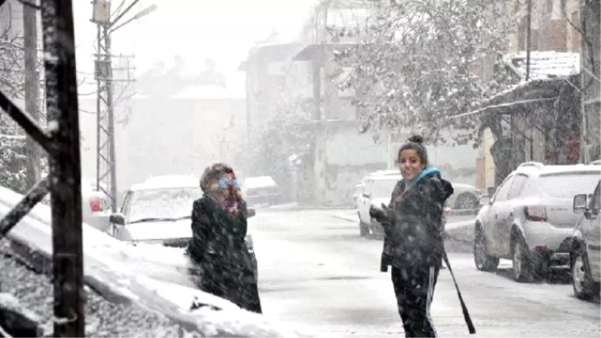 Hatay\'a 8 Yıl Aradan Sonra Kar Yağdı, Yollar Kapandı