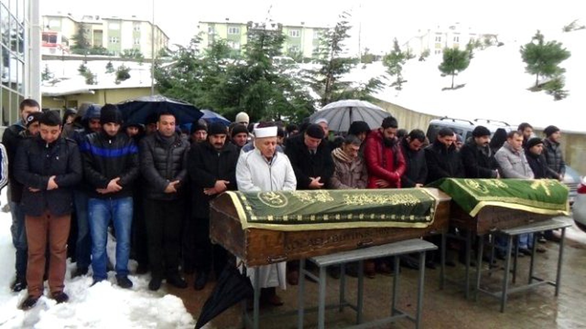 İzmit\'te Cinayet Kurbanı Anne ile Kızı Son Yolculuğuna Uğurlandı