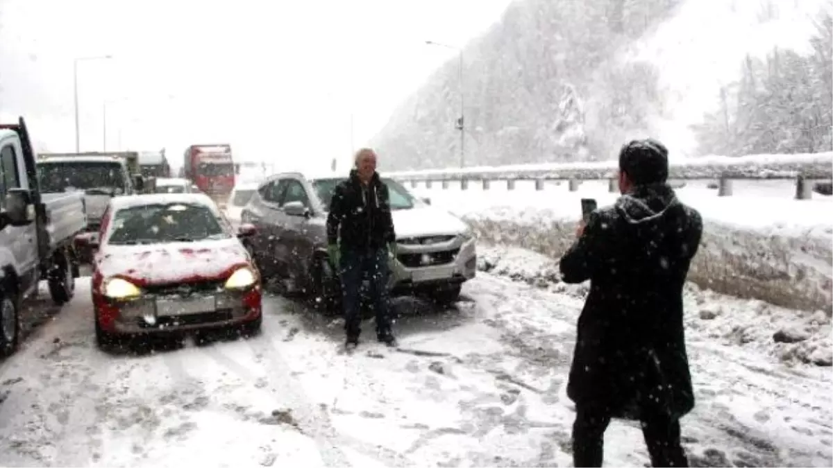 Kar Yağışı Bolu Dağı\'nda Ulaşımı Etkiliyor (3)