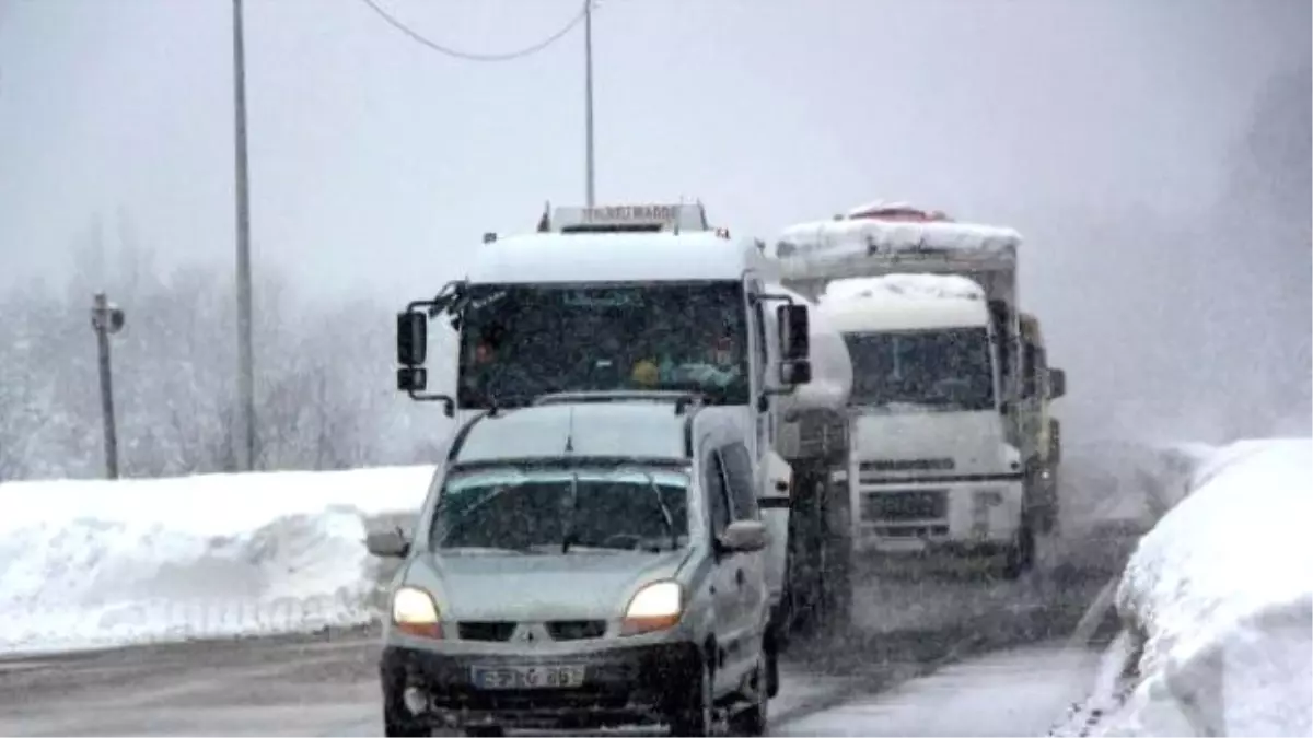 Kar Yağışı Bolu Dağı\'nda Ulaşımı Etkiliyor