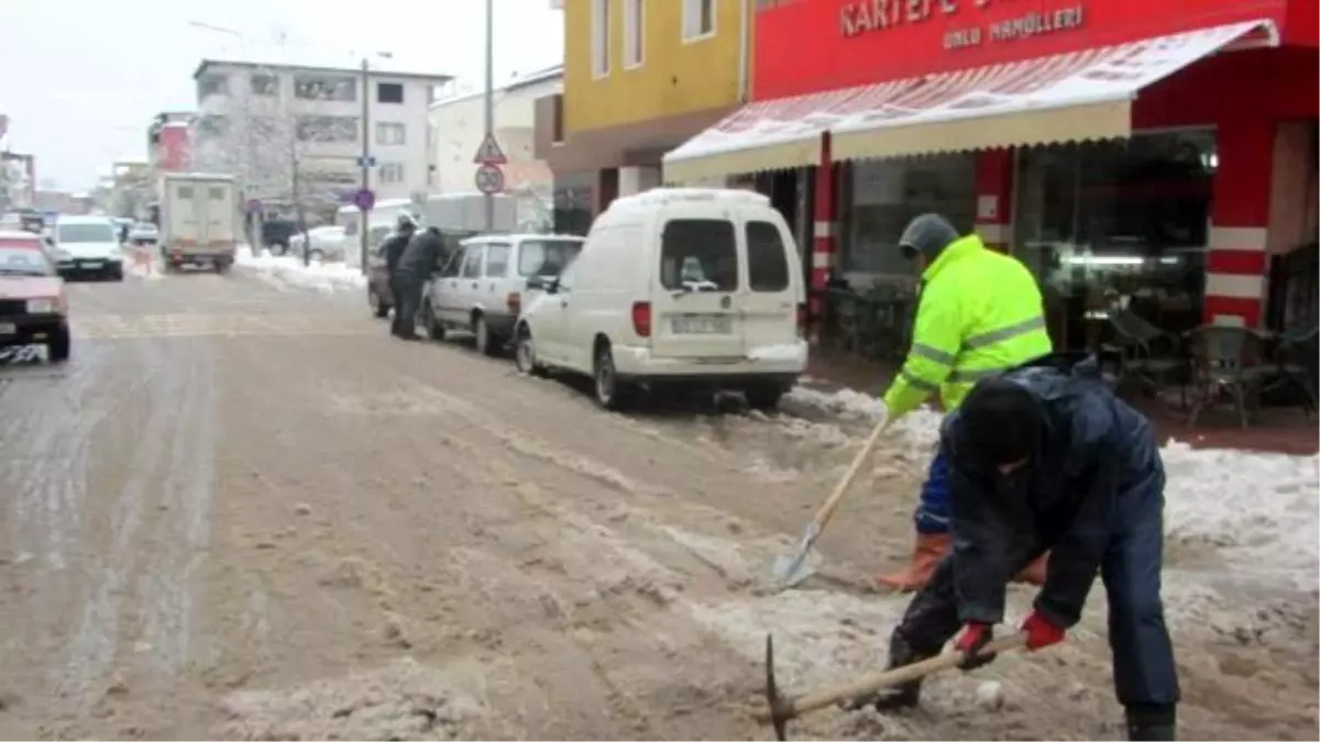 Kartepe\'de Kar Küreme Çalışması