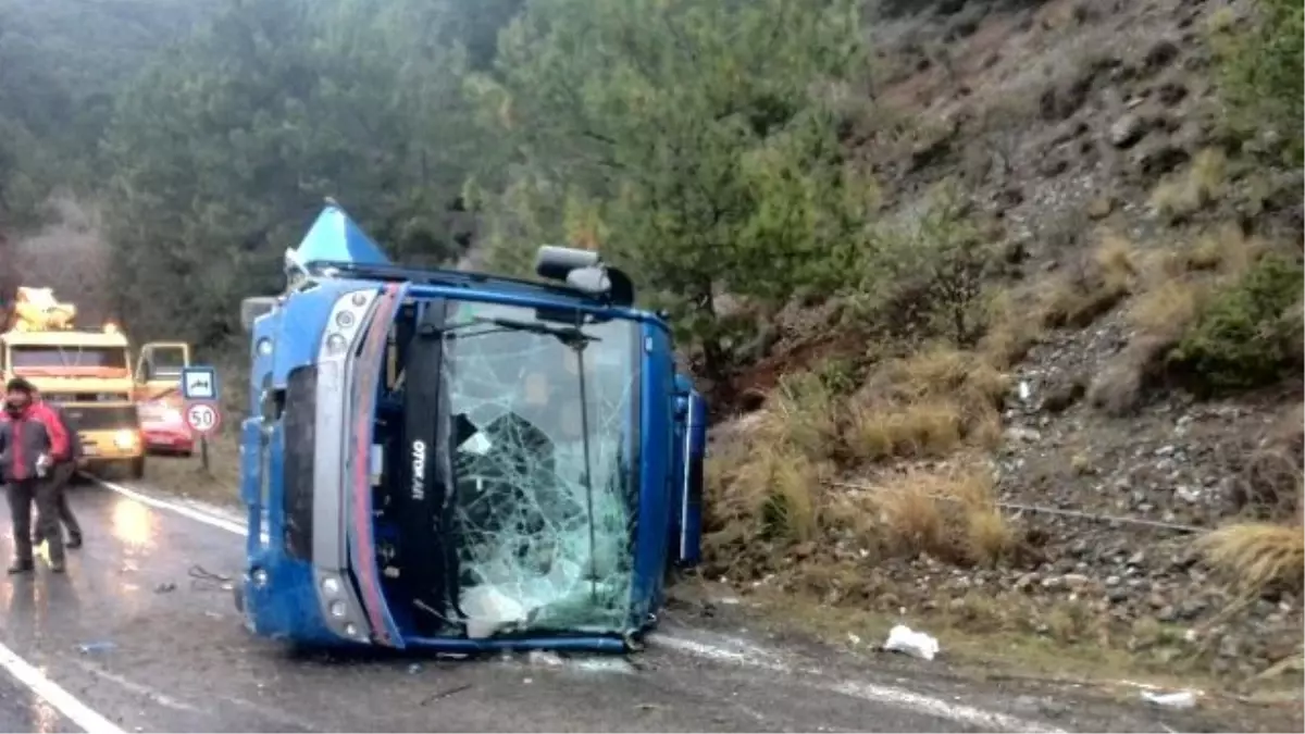 Mahkumları Taşıyan Araç Devrildi: 11 Yaralı