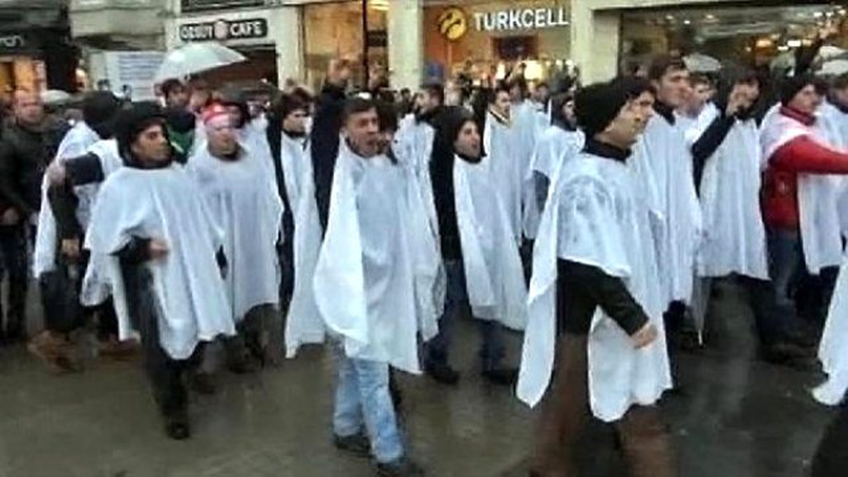 Taksim Meydanı\'na Çıkmak İsteyen Grup ile Polis Arasında Arbede (1)