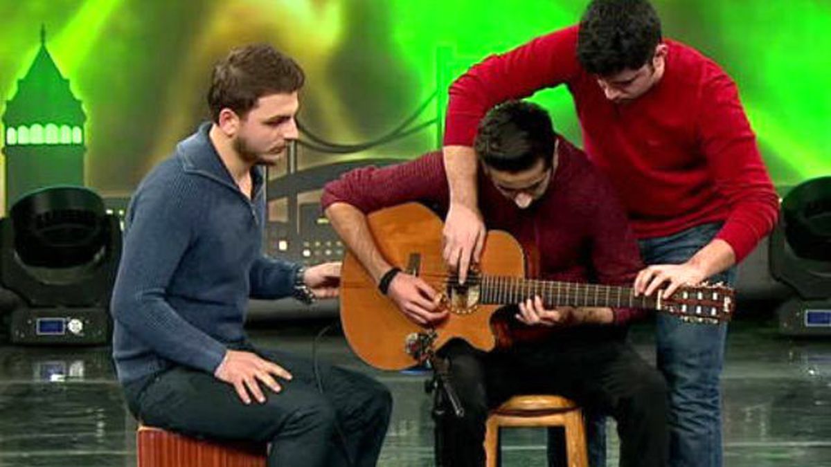 3 Adam 1 Gitar\'ın 2.tur Performansı